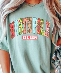 Women’s North Pole EST. 1824 Casual Round Neck T-Shirt – Comfort Colors Garment, Oversized Fit Fabric, Christmas Graphic Top, Holiday Gift