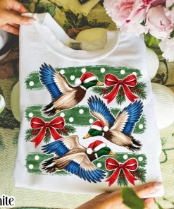 Christmas Mallard Duck Sweatshirt, Preppy Waterfowl Sweater Retro Striped Flying Ducks Pullover Outdoors Hunting Nature Xmas Crewneck